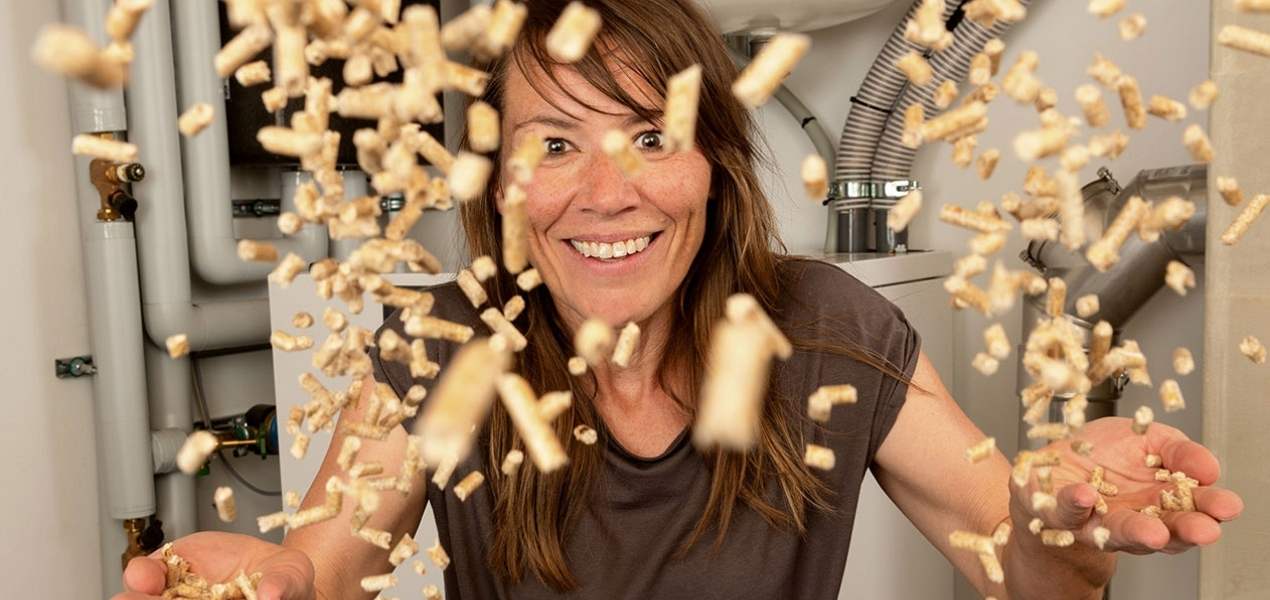 Frau wirft Pellets in die Luft