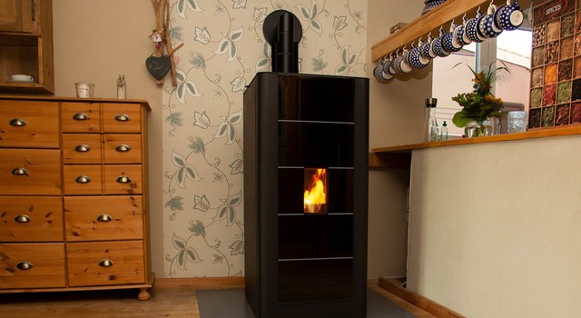https://staging-media.depi.de/filer_public_thumbnails/filer_public/01/38/01382048-b510-44fa-93e6-5b853efd4aa6/der-pelletkaminofen-sorgt-fur-gemutliche-atmosphare.jpg__640x350_q90_crop-smart_subsampling-2.jpg