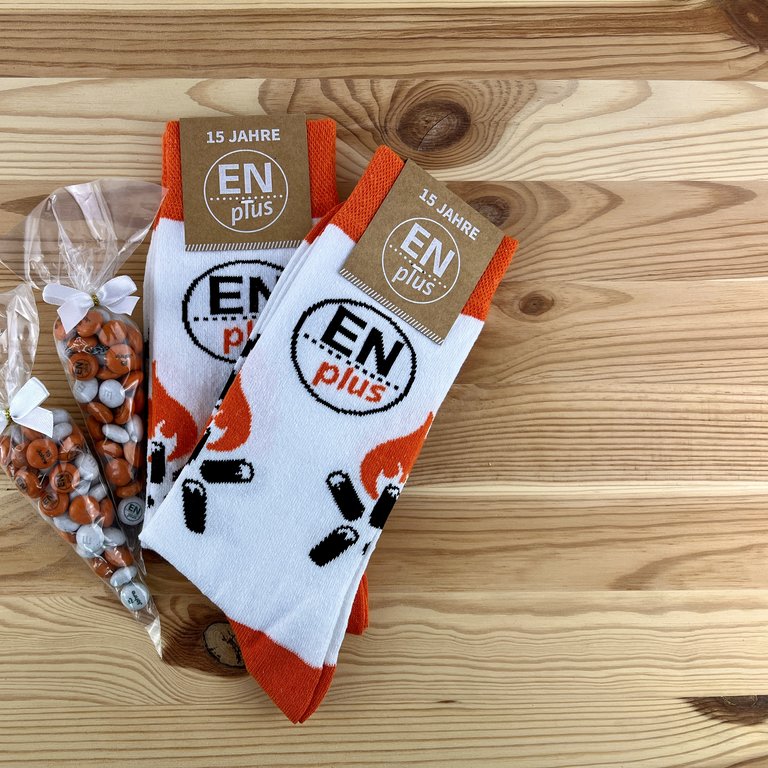 ENplus-Jubiläum mit Socken und Schokolinsen